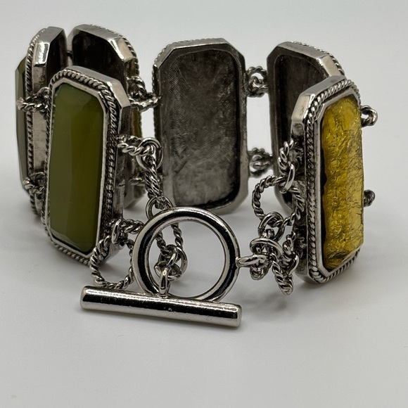 Elegant Silver and Green Bracelet - Picture 3 of 3